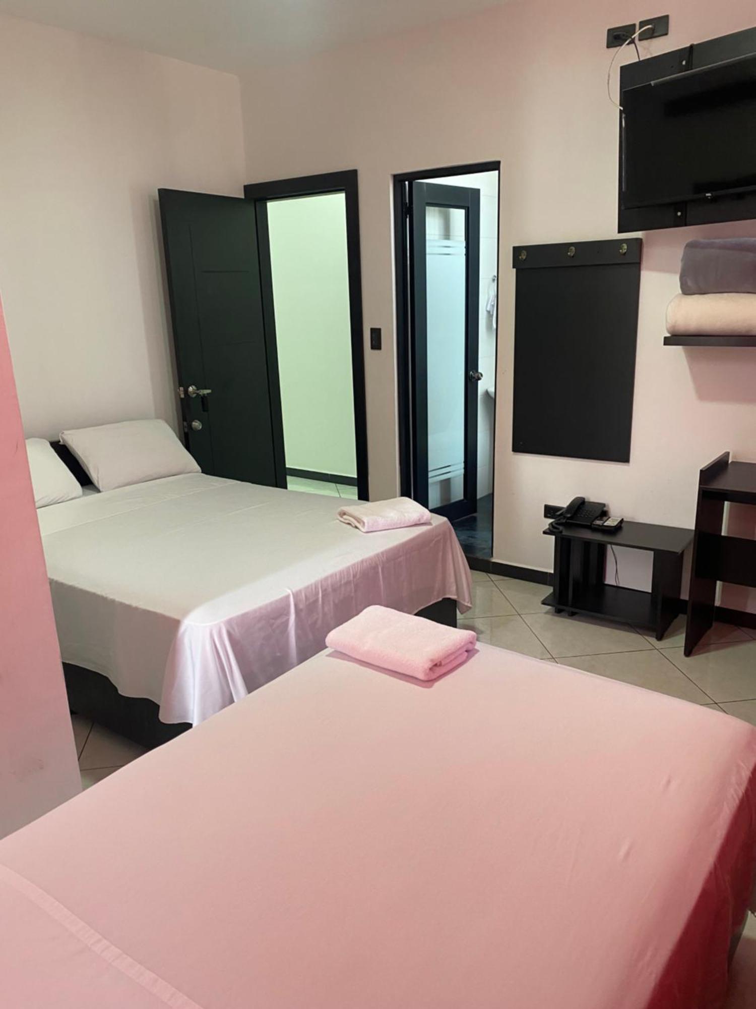 Bryss Hotel 산토 도밍고 데 로스 콜로라도스 외부 사진